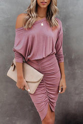 Vestido mini de murciélago con hombros descubiertos y fruncido